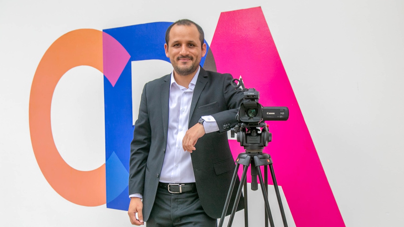 Tomás Atarama-Rojas en la Facultad de Comunicación de la Universidad de Piura, con equipo de producción audiovisual.