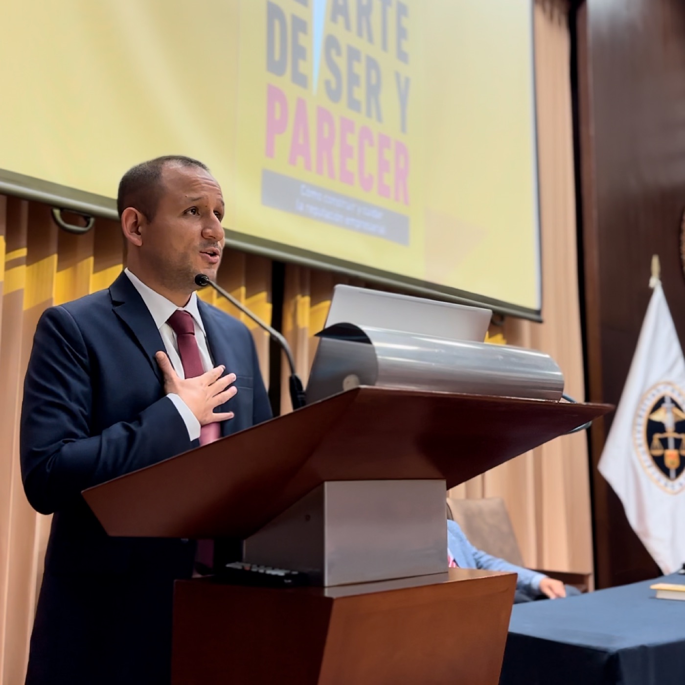 Tomás Atarama-Rojas en la presentación del libro El arte de ser y parecer, sobre reputación empresarial.