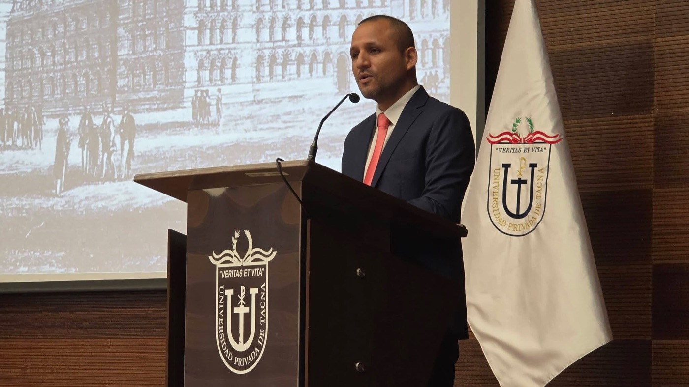 Tomás Atarama-Rojas dictando una ponencia en la Universidad Privada de Tacna.